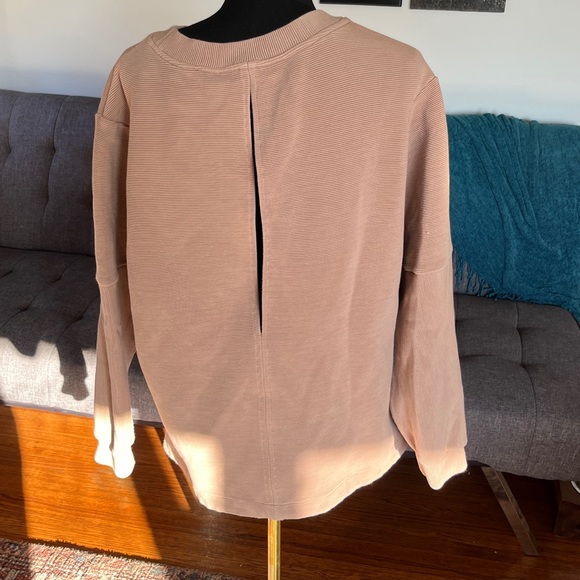 Varley Beige Ribbed Knit Top with back keyhole cutout size Large - Picture 2 of 7